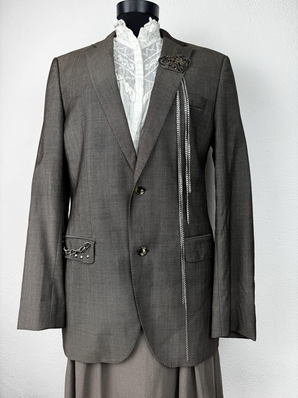 Upcycled Blazer Gothic Style – Hugo Boss Vintage blazer with Chains & Brooch, Sustainable Dark Academia