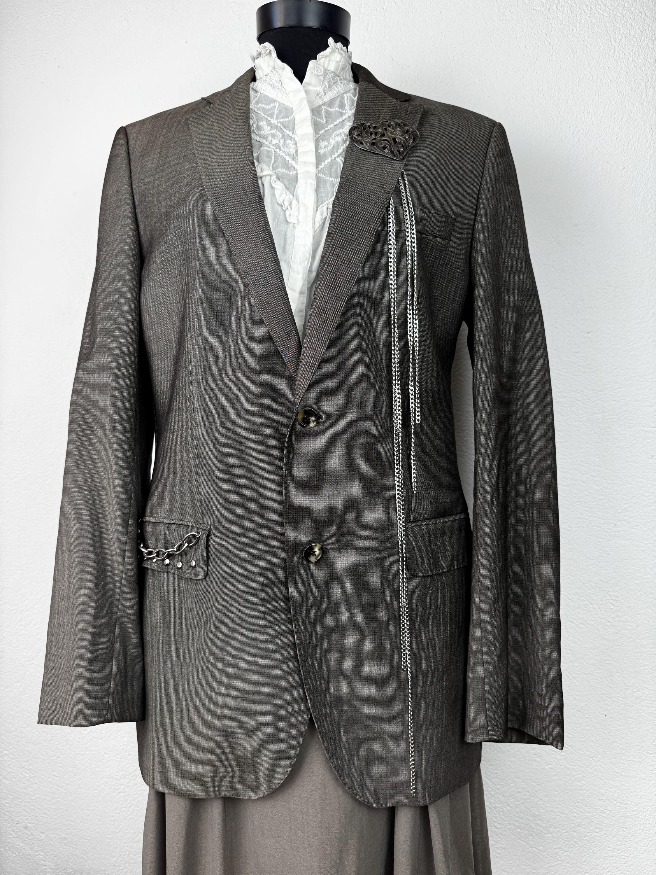 Upcycled Blazer Gothic Style – Hugo Boss Vintage blazer with Chains & Brooch, Sustainable Dark Academia