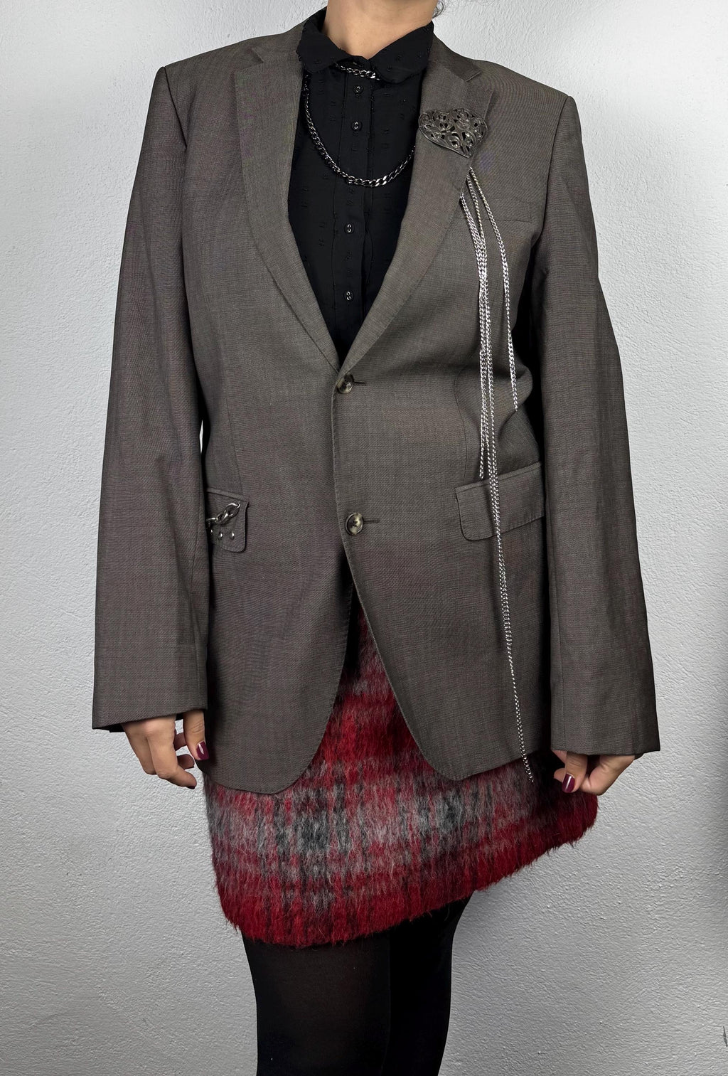 Upcycled Blazer Gothic Style – Hugo Boss Vintage blazer with Chains & Brooch, Sustainable Dark Academia