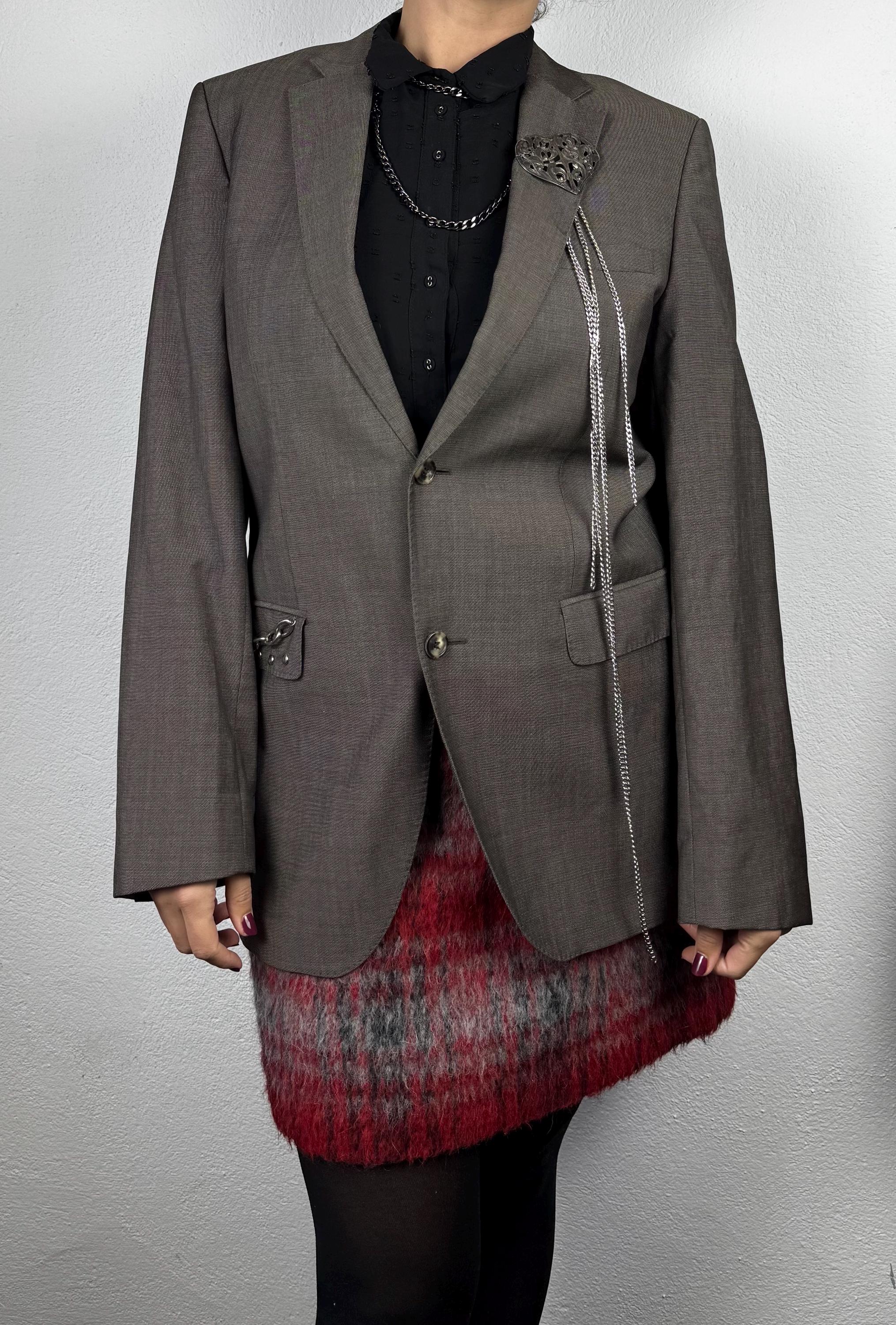 Upcycled Blazer Gothic Style – Hugo Boss Vintage blazer with Chains & Brooch, Sustainable Dark Academia