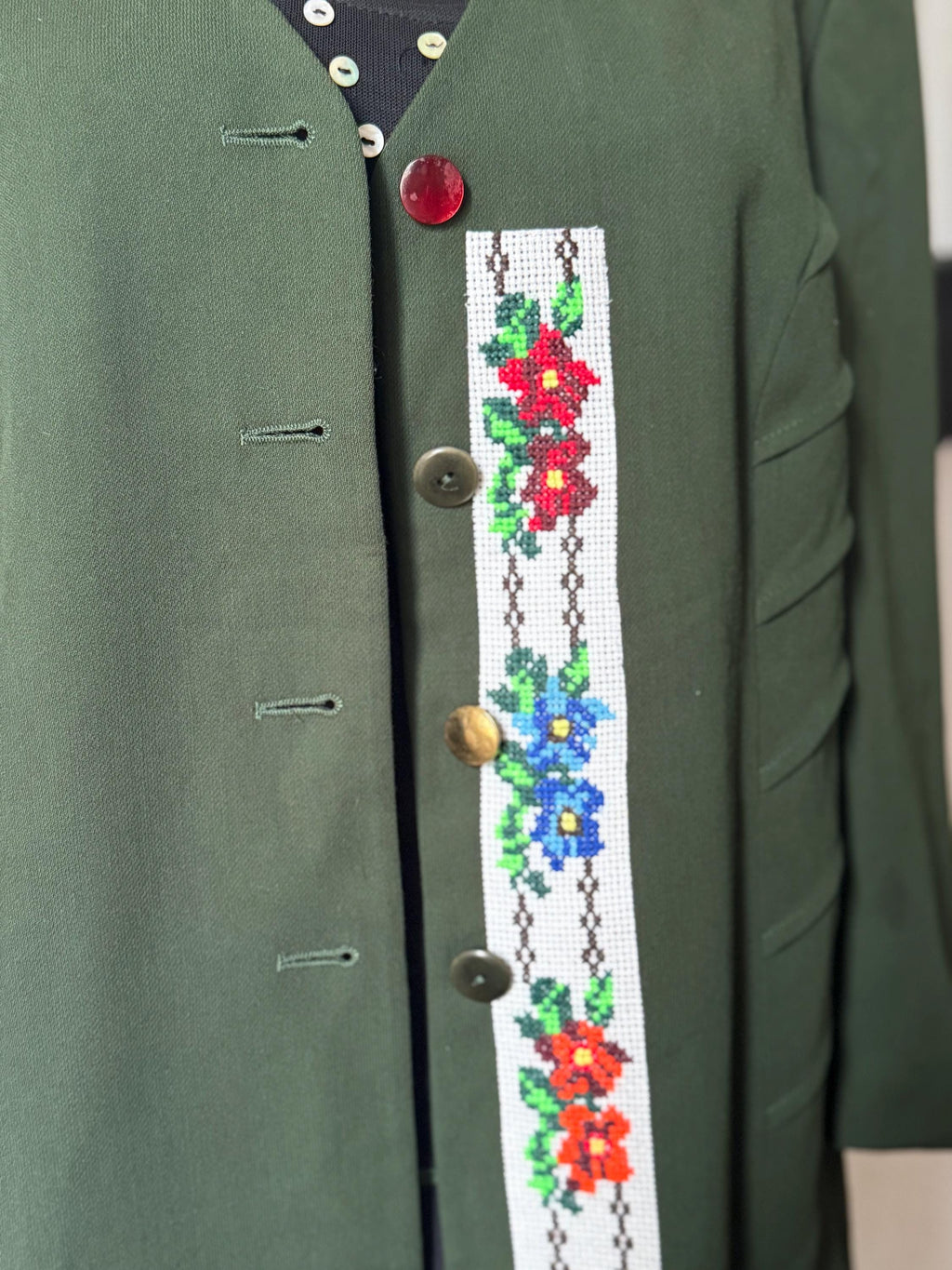 Vintage Green Wool-Blend Blazer with Traditional Folk Floral Cross-Stitch Embroidery