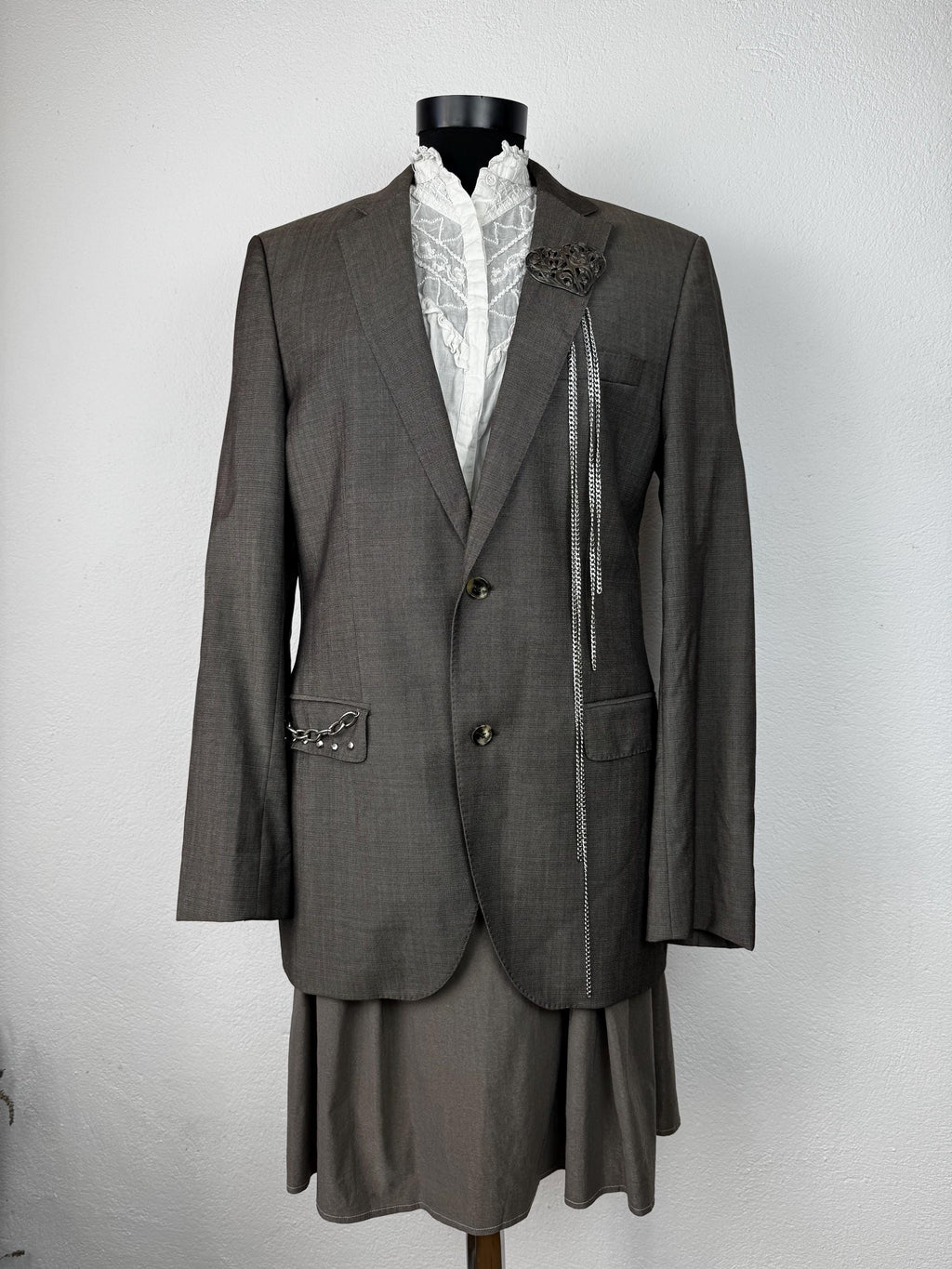 Upcycled Blazer Gothic Style – Hugo Boss Vintage blazer with Chains & Brooch, Sustainable Dark Academia